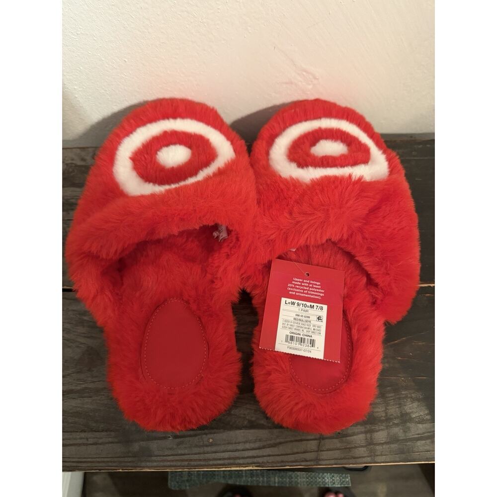 Target Bullseye Plush Red Slippers NWT Women’s 9/10 Men’s 7/8 Holiday